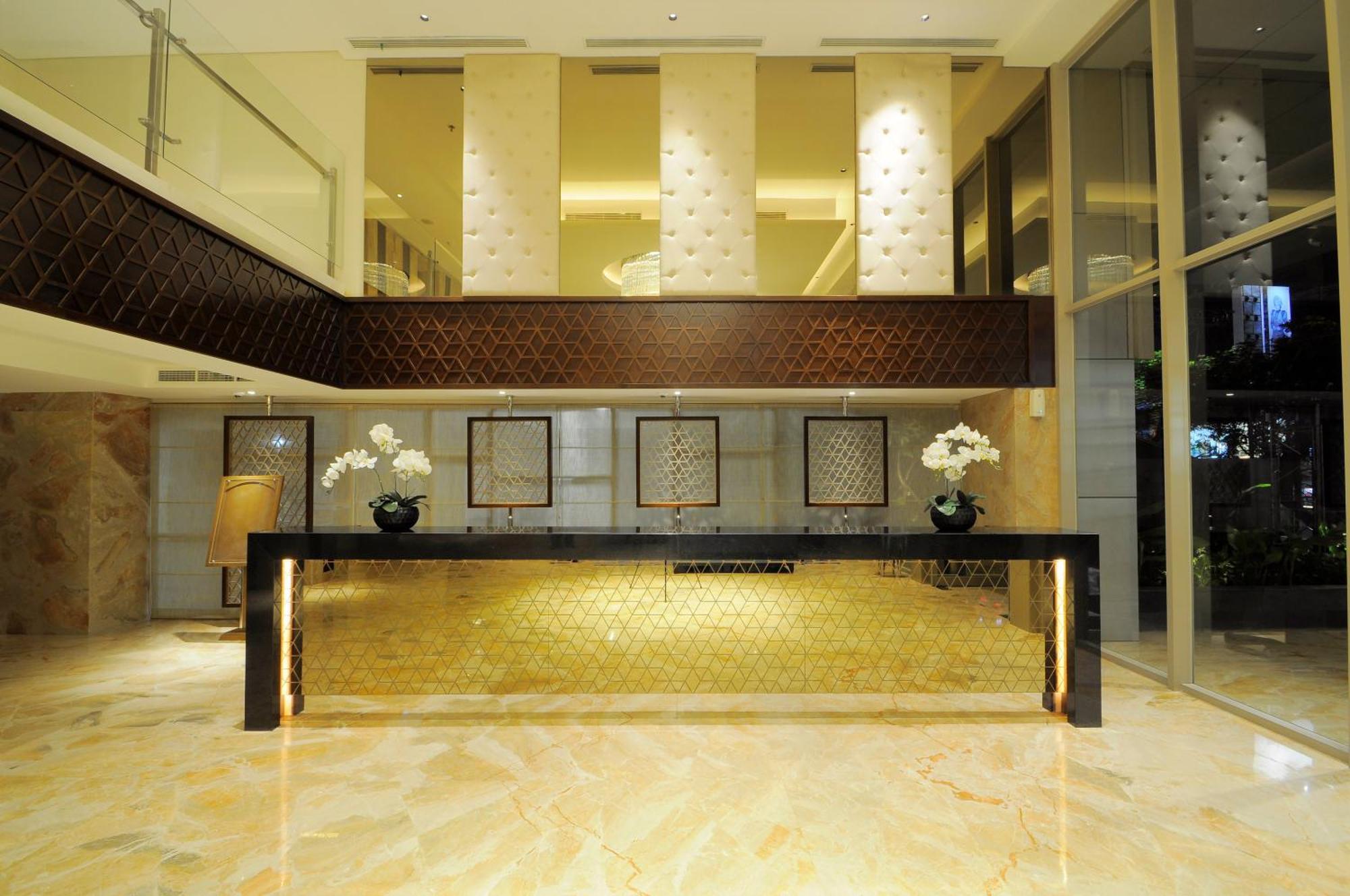 Louis Kienne Hotel Pandanaran Semarang Exterior photo