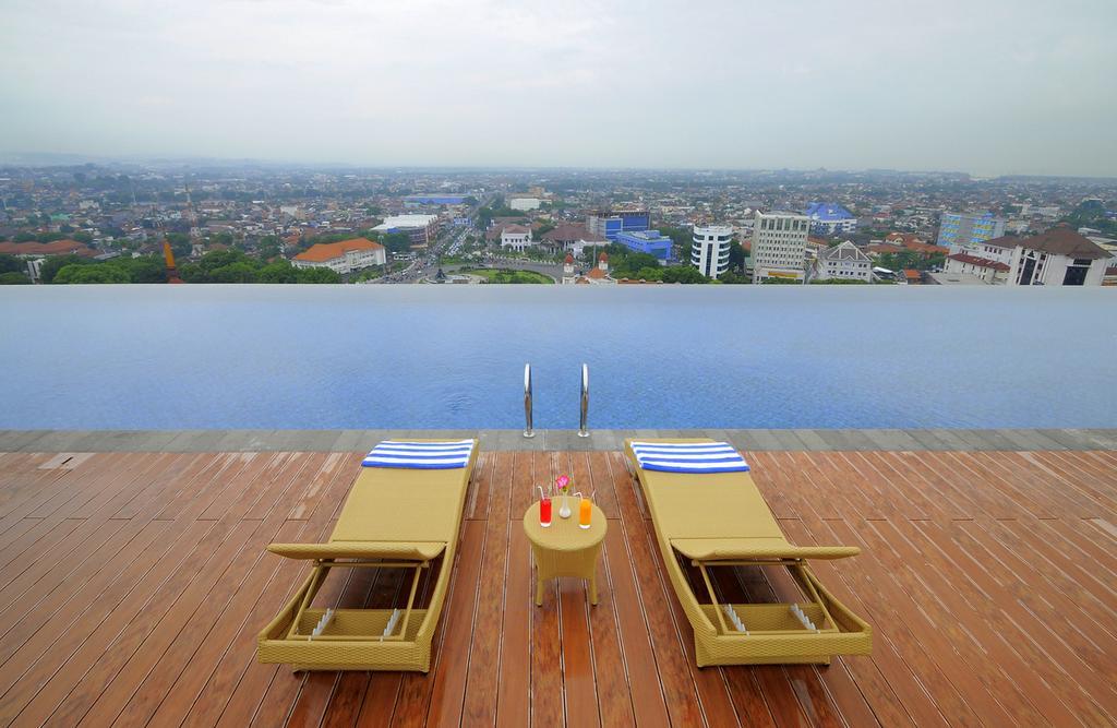 Louis Kienne Hotel Pandanaran Semarang Exterior photo